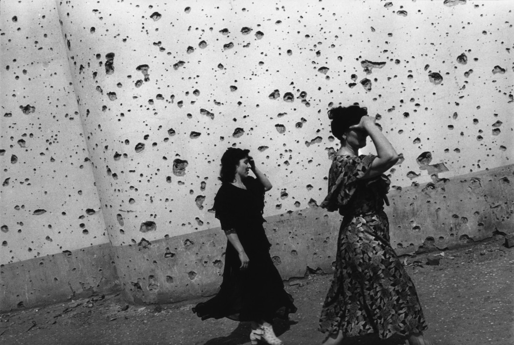 casadabiqueira:
“ Chechnya, Grozny
The shrapnel-splattered wall of the Central Exhibition Hall
Thomas Dworzak, 1996
”