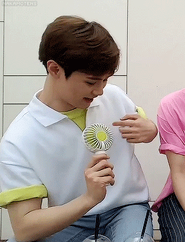 nakamotens:cutie kun realising that his fan and shirt match ♡