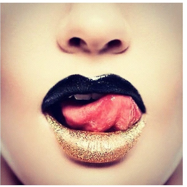 Violent Lips pair black lacquered lips with their Gold Glitteratti.
Gorgeous statement lips!
X