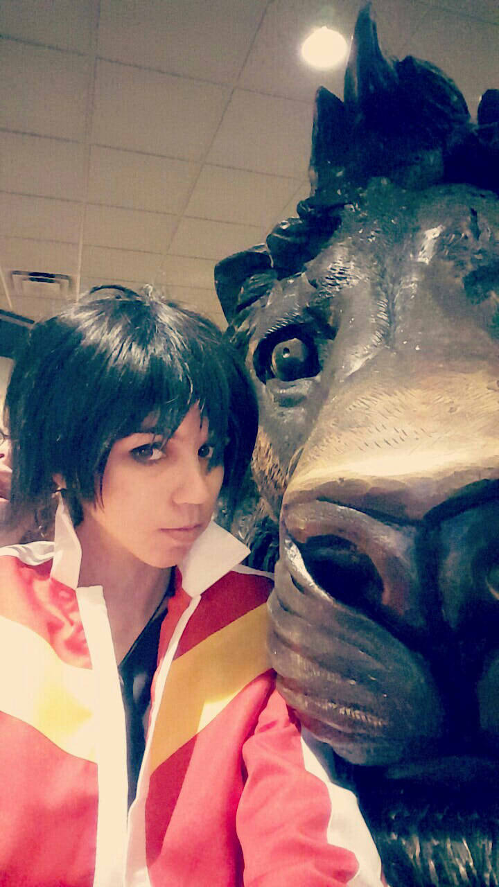 a couple more selfies bc I took pics with the lions I saw around at the con lmao