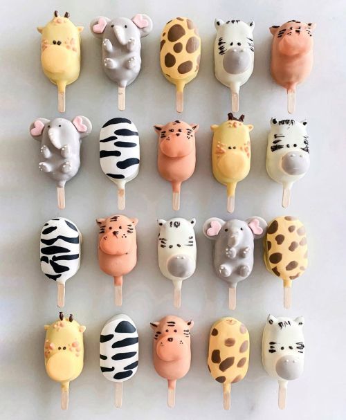 These zoo themed cake popsicles are so cute! Made with love by @rymondtn De-stress and relax with th