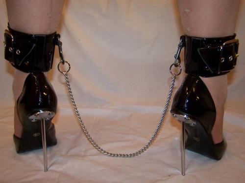 Black lack heels with chainhttp://www.obuwie-erotyczne.pl/item.html/id/3340509735