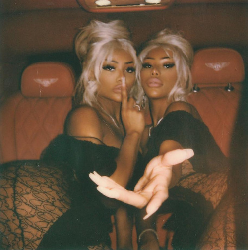 surra-de-bunda: flyandfamousblackgirls: IG: clermonttwins This look is a vintage Playmate of th