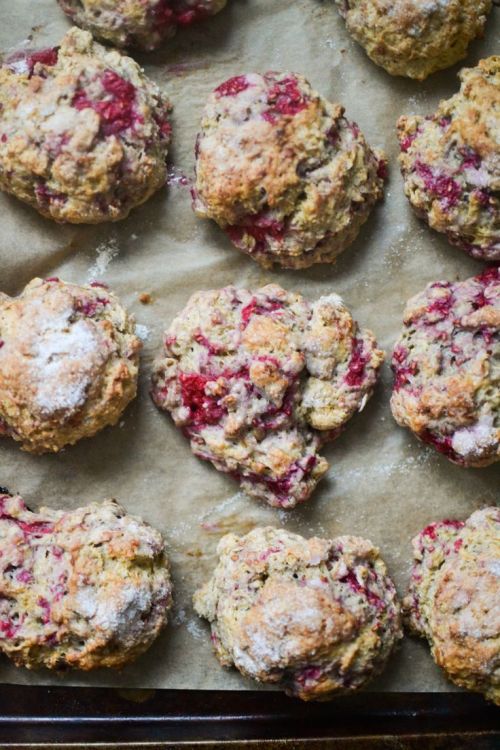 intensefoodcravings:  Spiced Oatmeal & Raspberry Scones | Warm Vanilla Sugar