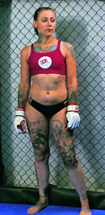 WWW.MMA-XXX.COM Referee Lexxy makes her in cage debut against...