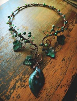 thecarvingwitch:  lilith-epona:  So pretty  This would fabulously match my green ritual dress *reach* ghhh 