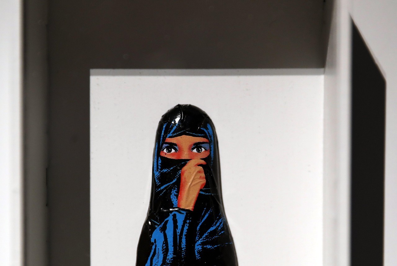 “CHERCHEZ LA FEMME: Wig, Burqa, Wimple” (en busca de la mujer: peluca, burka, griñon) en el Museo Judío de Berlín, Alemania, es la exposición que muestra los motivos históricos y religiosos de las mujeres para cubrirse la cabeza tanto en el judaísmo...