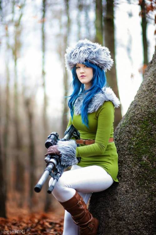 kamikame-cosplay:    Caitlyn (Arctic Warfare) from League of Legends at Ichibancon 2015 by   Melvinopolis Costuming & Design  Gun borrowed from Sudanro BladeworksPhoto by Photosnxs  