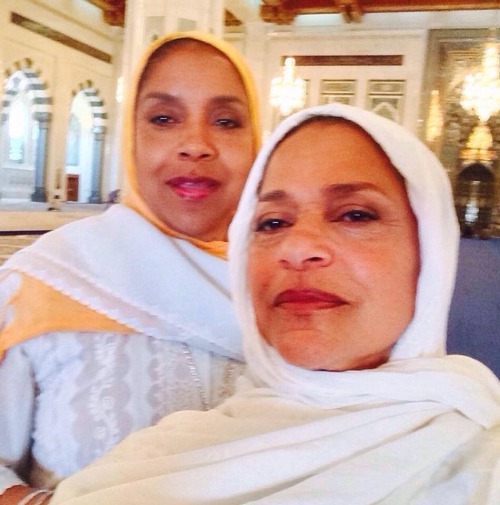 magnacarterholygrail:  turbanista:  Sista Sista: Debbie Allen & Phylicia Rashād at the Grande Mosque in Oman   ICONIC.