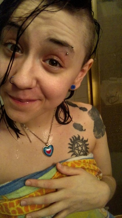 themissarcana: Lookin’ ick with no make up. Just showereddd. I am now clean. My feets smell niceee