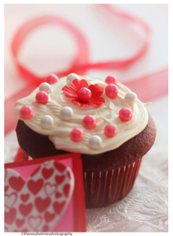 thepoliterobot:  Valentine Cupcake by theresahelmer