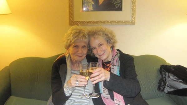 awesomepeoplehangingouttogether:  Alice Munro and Margaret Atwood