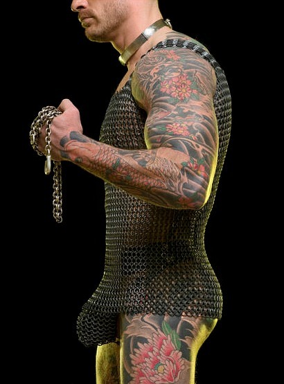 des-mecs-et-des-tattoos:  Muscle, tattoo, acier… hooded-pervert:  leatherhostage: