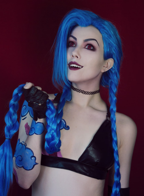 satanplease:I’m obsessed with my Jinx cosplay :D Wig from circusdoll.com ✨use the code “magichelen” 