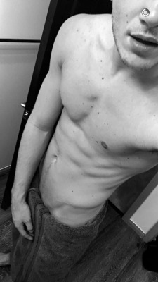 male-celebs-naked:  Twan vine