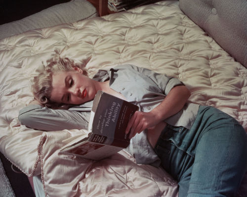 thecinamonroe:  Marilyn Monroe reading “How To Develop Your Thinking Ability” by Ken Keyes Jr. at the Beverly Carlton Hotel in 1951. Photo by John Florea.