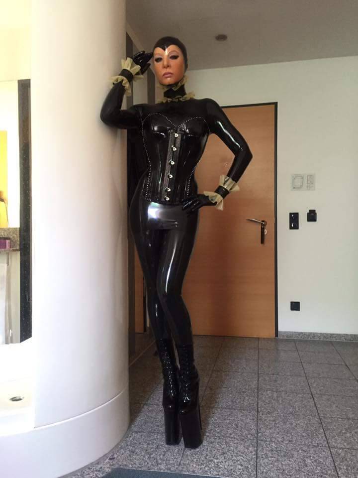 missdollylatex:  Love latex dolly……..