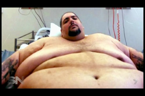 fatmalefantasy:  400kg man. Someone make me this huge!  He’s rather handsome.