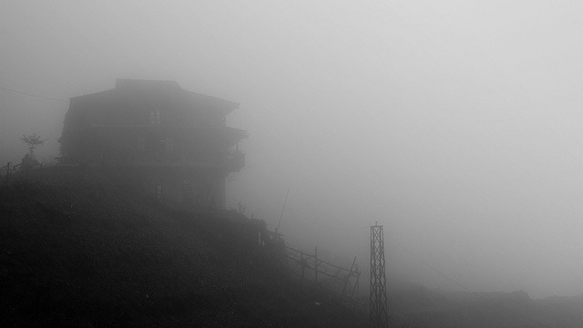 paslematin:  Misty house, Sa Pa, Vietnamwww.gdecooman.fr - portfolio, stages photo