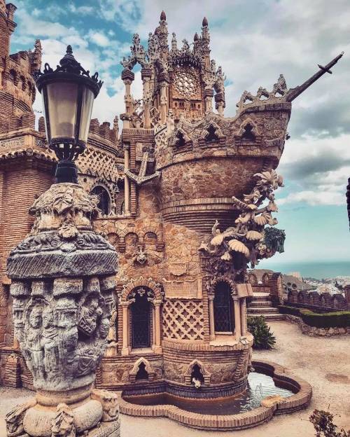 legendary-scholar:  Colomares Castle in Benalmadena. Spain.  It was erected in honor of the 500th anniversary of the discovery of America. Construction began in 1987 and completed in 1994. This is, of course, a decoration, but made with full knowledge