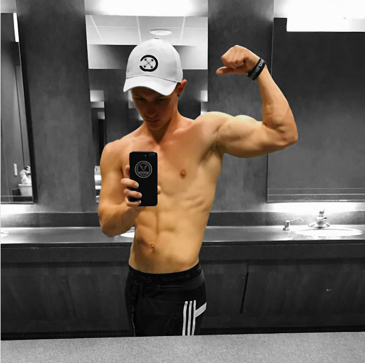 sixpackde:  https://www.tumblr.com/blog/sixpackde