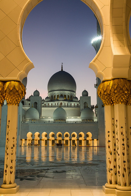 A peek through the “keyhole”, Abu Dhabi / United Arab Emirates (by Doc. Di0).