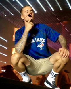 bieber-bunny:  His legs make me weak… damn