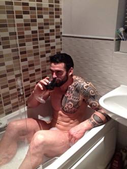 Dirtysouthernbloke:  Stuart Reardon Looking Sexy As Fuck In The Bath Tub…I’d