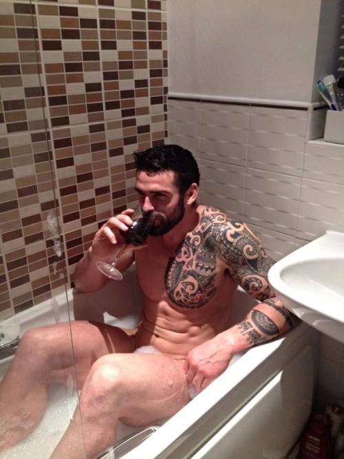 hellomountaindave:  He needs a bigger tub so he can relax and really enjoy that wine…and so I can see his hot meat.
