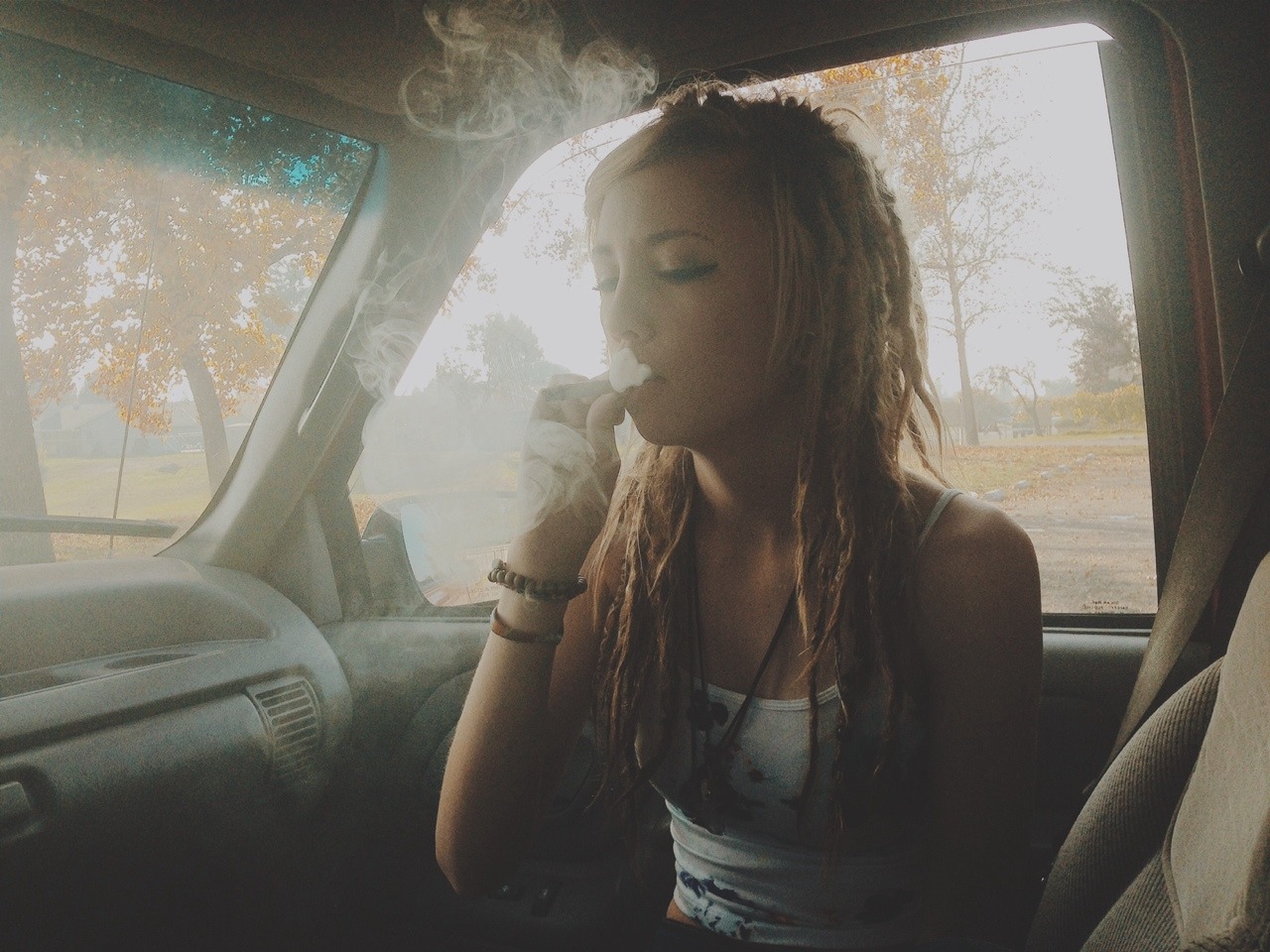 onthe-edgeofaknife:  hot boxing at the park the other day☺️🌳