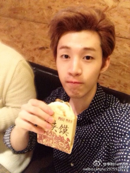 mysilentmemory:  Henry Weibo Updated | 131210 @henrylau89 food in shenzhen is too delicious! I am getting fat trans@WorldwideELFs 