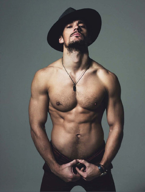 piesgays:  pochaway:  Santo dios griego!!!!!! el es demasiado sexyyyy  http://piesgays.tumblr.com
