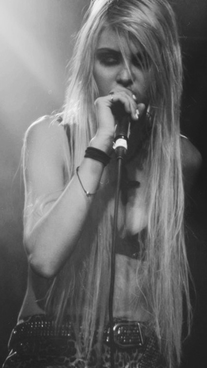 ulockssocool:  Taylor Momsen (simple)
