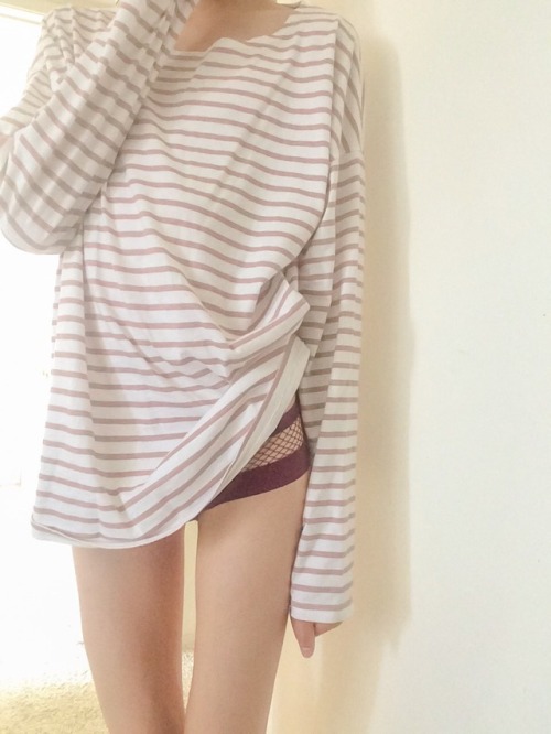 yammybaby:  Oversized shirts are da cutest.