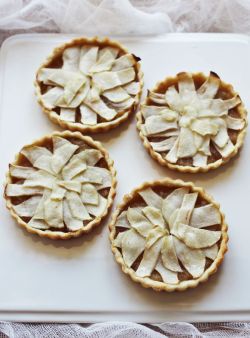 niftyncrafty:  Honey &amp; Whiskey Apple Tarts // A Beautiful Mess 