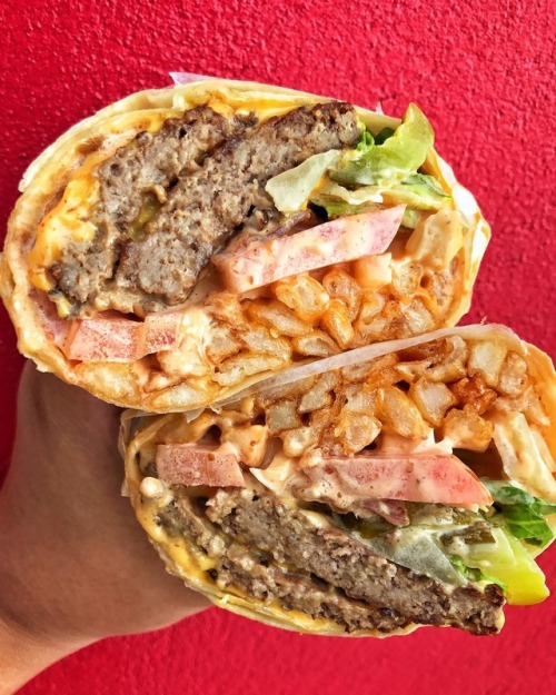 everybody-loves-to-eat: Cheeseburger, chipotle sauce, fries, bacon, lettuce, tomato, onion, pickles 