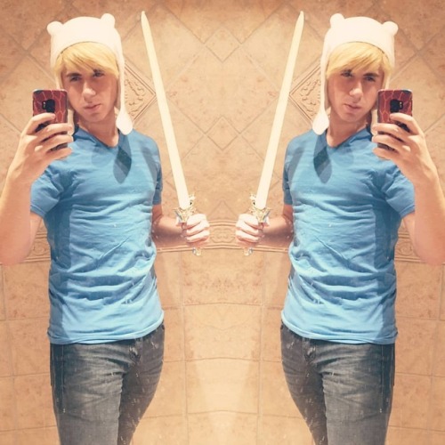 So this is a little closet-costest I did with the wig I made last night for my Finn the Human cospla