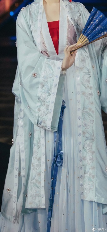 Traditional Chinese hanfu on the runway.