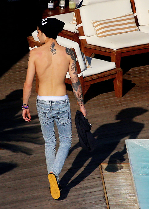 harrystylesdaily:  Zayn Malik enjoys a relaxing afternoon by the Fasano Hotel pool - 5/08 [HQs] 