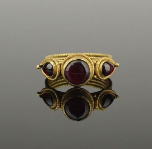 gemma-antiqua: Merovingian gold and garnet ring, dated to the 6th century CE. Source: Trinity Antiqu