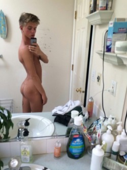 horny9inchgaytop:  Skinny blond boy with