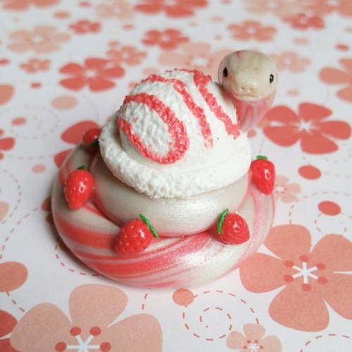 crab-child:hannibalthekingsnake:i-m-snek:farawaythoughts:sosuperawesome:Snake Figurines, Ornaments a