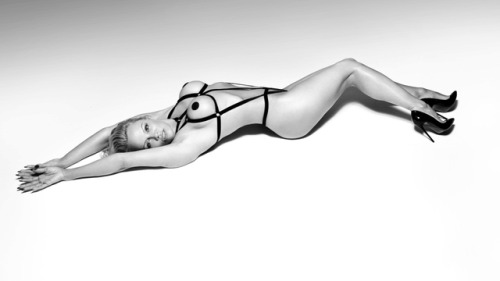 Foto: Pamela Anderson (49) shot by Rankin for Coco de Merhttps://www.coco-de-mer.com/coco-de-mer-lingerie-icons/