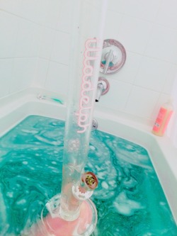 soakedmysoulinlsd:  bath time with bae