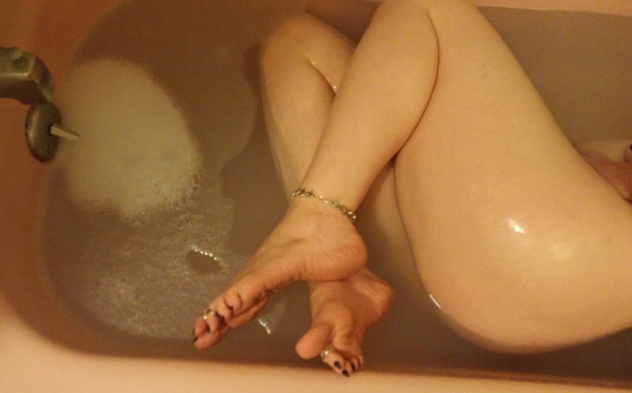 sweetcandytoes:  sweetcandytoes:A nice foot, leg, and ass tease in the bath! Again,