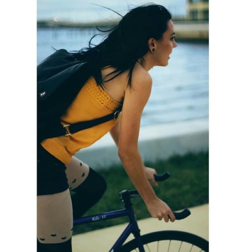 javi-ballestero:@rissssyy #fixiegirl #girlbike #girlsgonefixie #ridegirl #ridelikegirl #fixiechick #