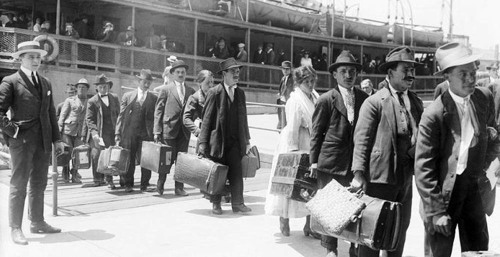 newyorkthegoldenage:Immigrants arriving on Ellis Island from the ferry, May 27, 1920.Photo: Bettmann