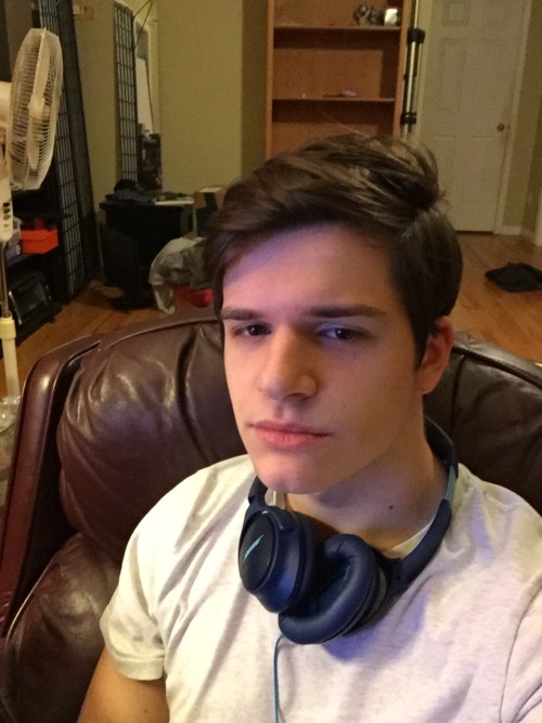 letshearitforthisclown:  meanwhile i look good  Let’s hear it for this clown guys!! This one right  here ^^^^
