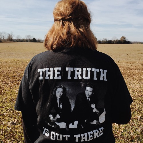 scullyscrunchie:i wanted my sis to take a pic of my x files shirt bc i spent 20 minutes looking for 