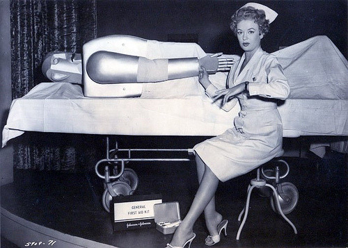 semioticapocalypse:Actress Joan Dowling with Tinko the Robot (originally known as Elektro) in «Sex k